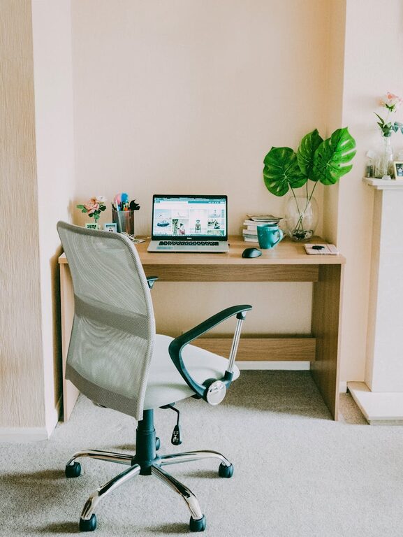 Consejos prácticos para un espacio de trabajo en casa eficiente y cómodo